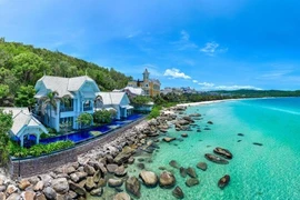 Курорт JW Marriott Phu Quoc Emerald Bay Resort и множество роскошных особняков украшают идеальный пляж Байкем. (Фото: Sun Group)