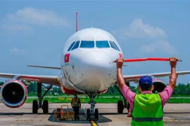 Рейс VJ487 авиакомпании Vietjet Air из Вандона приземлился в аэропорту Кантхо утром 25 апреля. (Фото: ВИA)