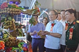 Делегаты посещают павильон, демонстрирующий лонганскую продукцию района Хоайчау. (Фото: baohungyen.vn)